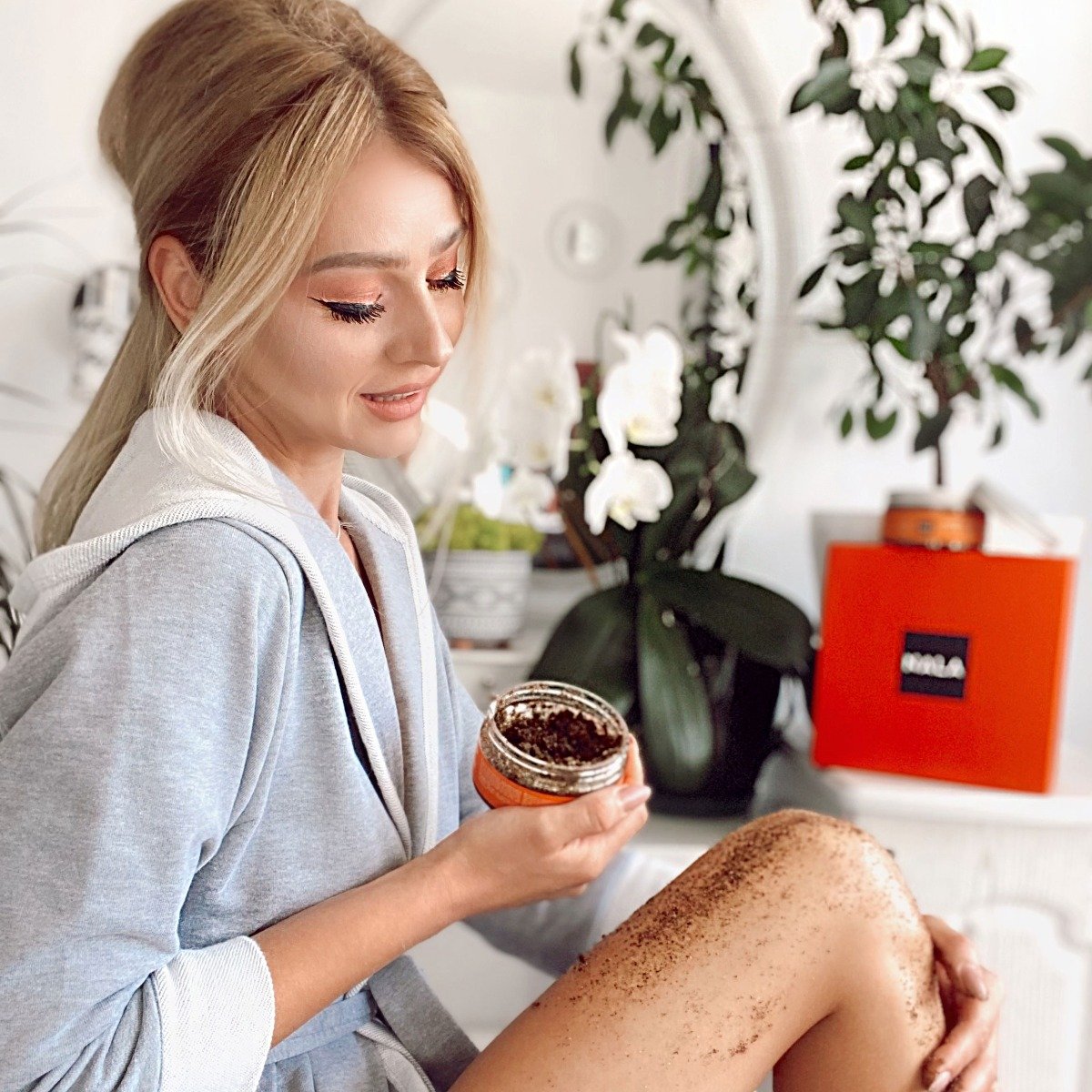 Scrub CAFEA Strălucitor Auriu - Banană & Ulei Nuci Macadamia