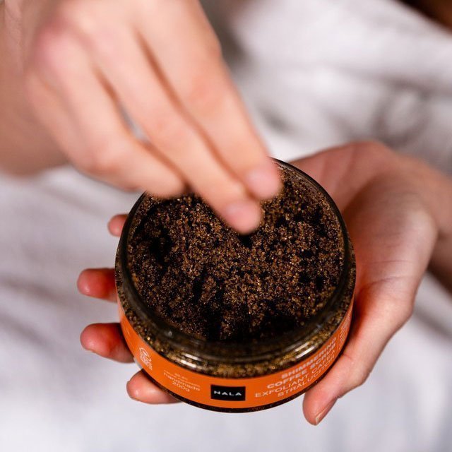 Scrub CAFEA Strălucitor Auriu - Banană & Ulei Nuci Macadamia